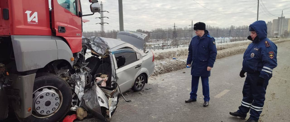 Тягач вылетел на встречку и смял легковушку: в Ярославле на окружной дороге произошло смертельное ДТП