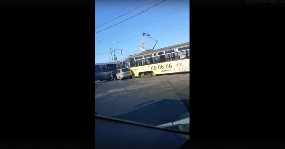Из-за ДТП с трамваем в Брагино образовались пробки