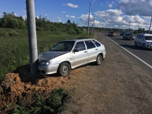 На окружной дороге Ярославля автомобиль «ВАЗ-2114» врезался в фонарный столб