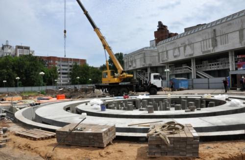 В Ярославле на площади Юности завершен монтаж новой конструкции фонтана