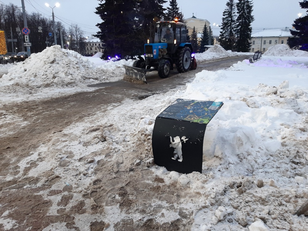 В Ярославле снегоуборочная техника повредила стенд туристической навигации