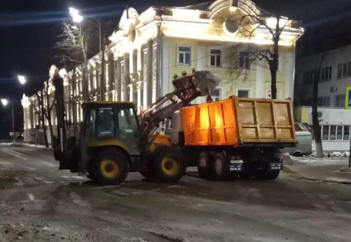 Из Ярославля вывезли больше 100 самосвалов со снегом