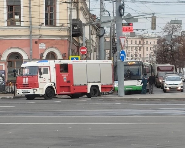 В центре Ярославля столкнулись автобус и пожарный автомобиль