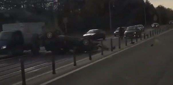 Налетел на тросовое ограждение: под Ярославлем перевернулся автомобиль