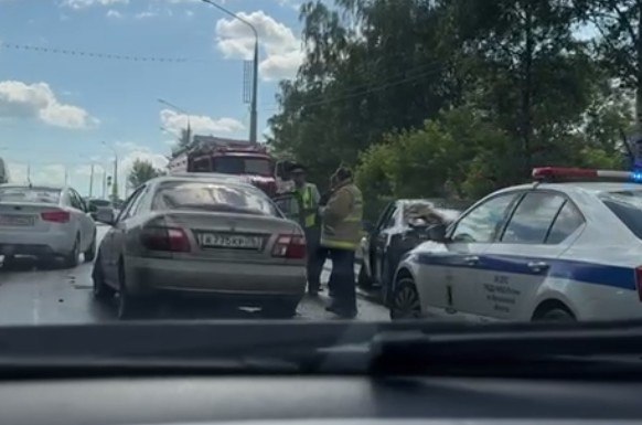 Пострадал ребёнок: массовая авария на Октябрьском мосту в Ярославле спровоцировала большую пробку