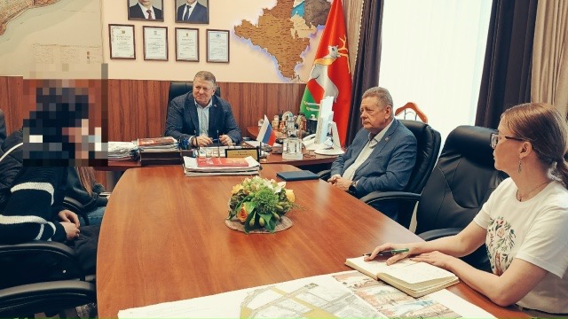 Ломать — не строить: в Ярославской области подросток, разбивший стекло на остановке, раскаялся в содеянном