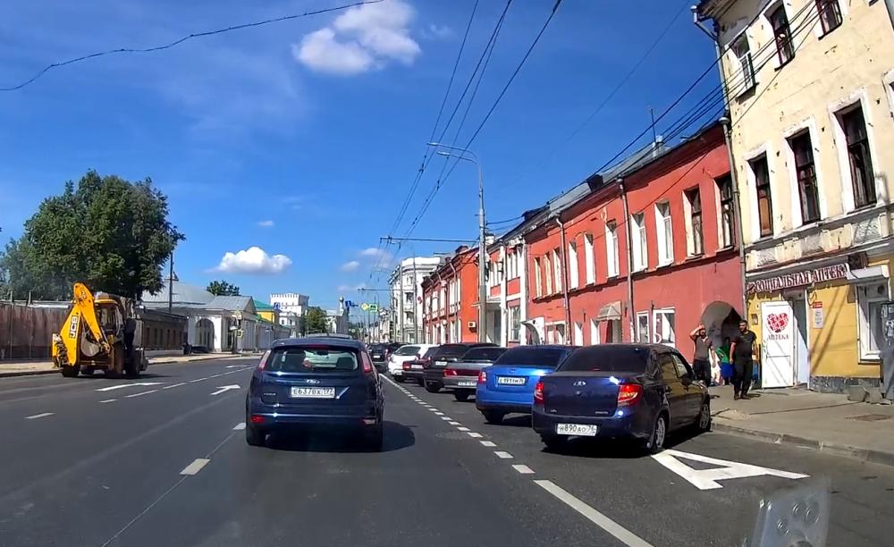 В Ярославле выделенную полосу для общественного транспорта заняли парковщики