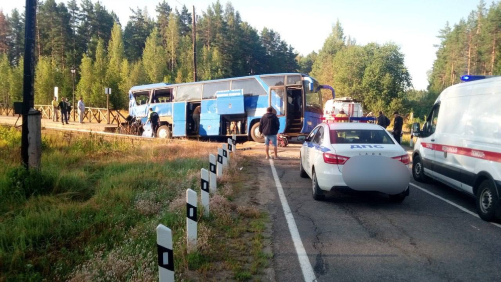 Автобус с ярославскими паломниками попал под поезд в Ленинградской области