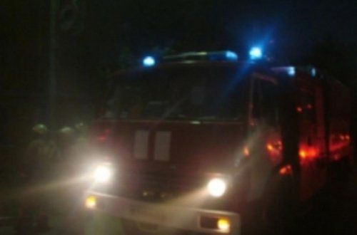 Ночью в Ярославле на улице Ильинской огонь уничтожил заброшенный дом и три автомобиля 