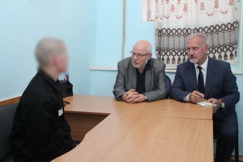 Омбудсмен Сергей Бабуркин рассказал, что избитый в ИК-1 Ярославля заключенный Евгений Макаров боится за свою жизнь, но давления на него нет