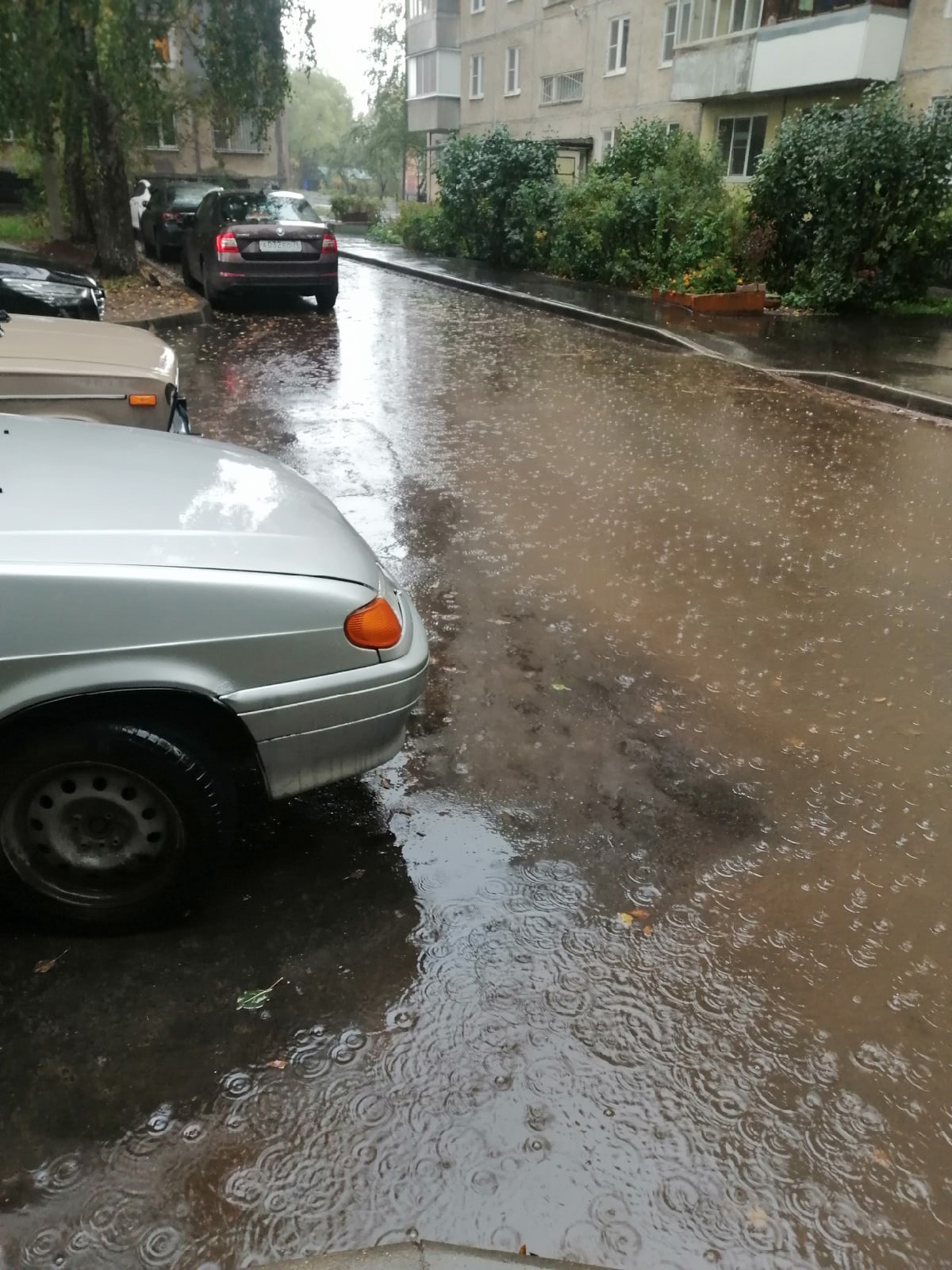 Наша маленькая Венеция: жители двора в Дзержинском районе пожаловались на затопленные дороги