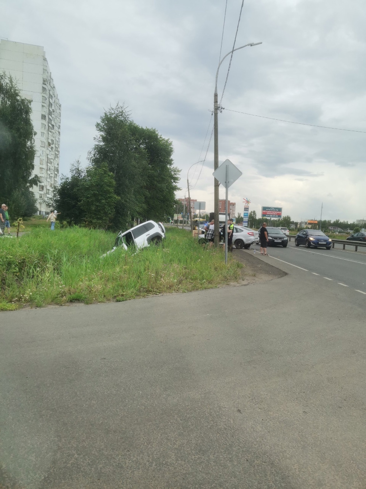 В Дзержинском районе Ярославля произошло тройное ДТП