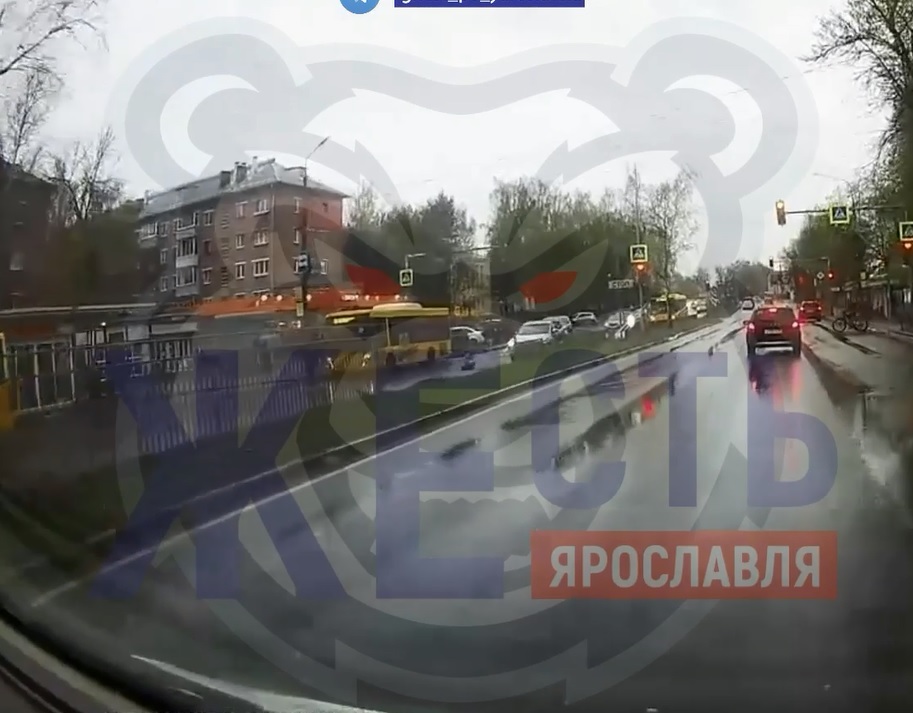 Сбили девочку на пешеходном переходе: появилось видео момента ДТП в Заволжском районе Ярославля
