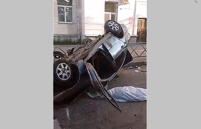 В утреннем ДТП после Дня города в центре Ярославля погиб молодой водитель