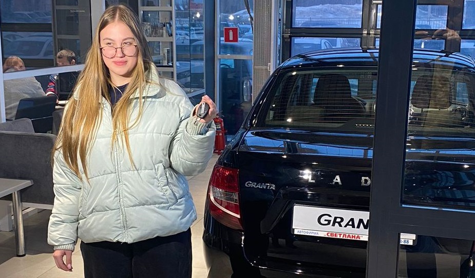 Ярославна получила ключи от автомобиля, выигранного в викторине «Поверь в мечту!»