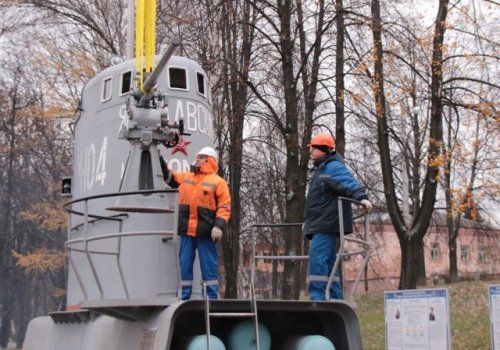 На мемориале военным морякам в Ярославле установили корабельное орудие