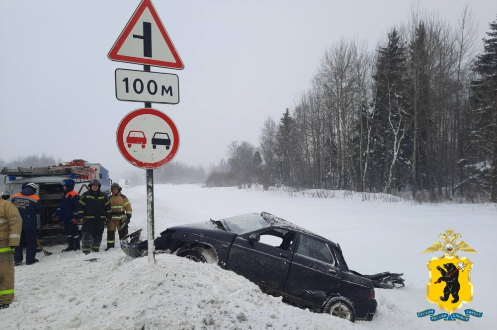 На трассе под Ярославлем после столкновения с фурой погибли водитель и пассажир легковушки