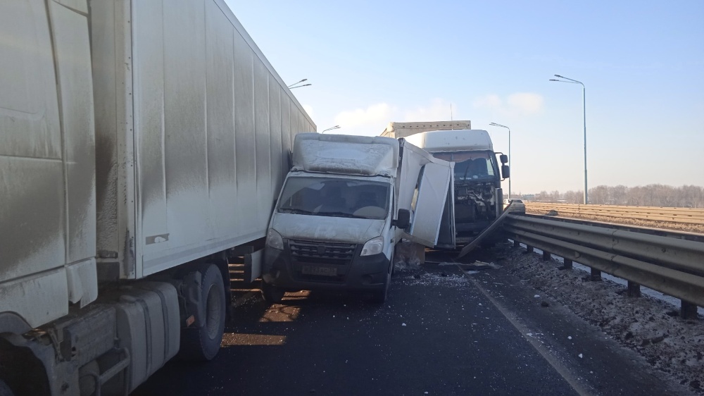 Юбилейный мост встал в огромную пробку: в Ярославле произошло тройное ДТП с грузовиками