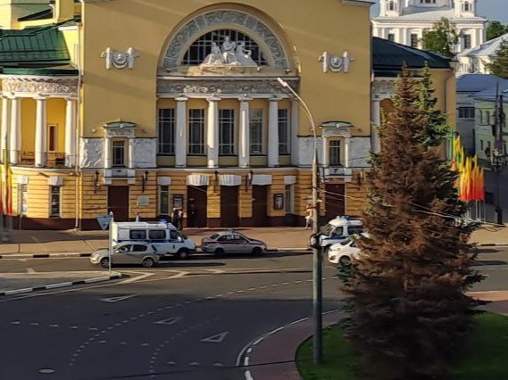 В Ярославле силовики оцепили Волковский театр из-за подозрительного предмета