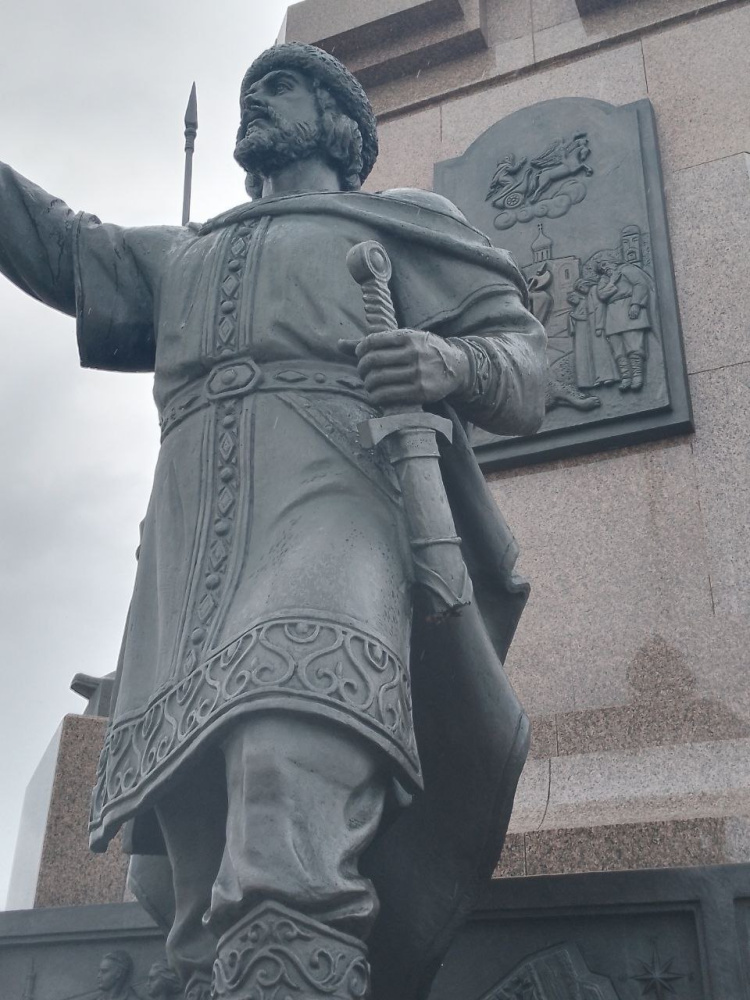 «Княжеское горе»: в Ярославле на Стрелке повредили памятник основателю города