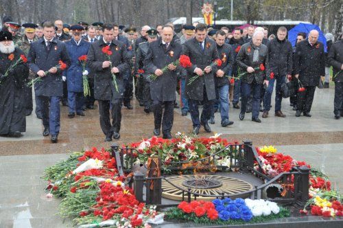 Дмитрий Миронов возложил цветы к мемориалам в память о погибших в ВОВ