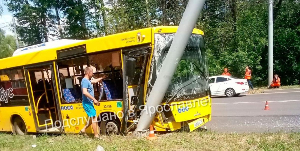 Пострадали девять пассажиров: в Дзержинском районе Ярославля автобус влетел в столб