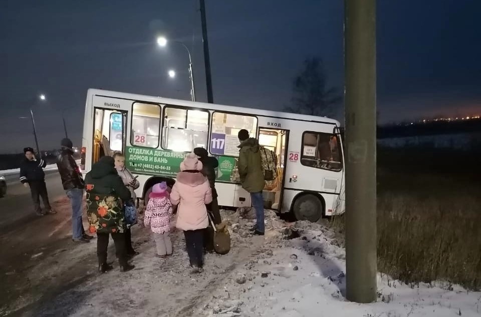 В Ярославле автобус с пассажирами вылетел дороги