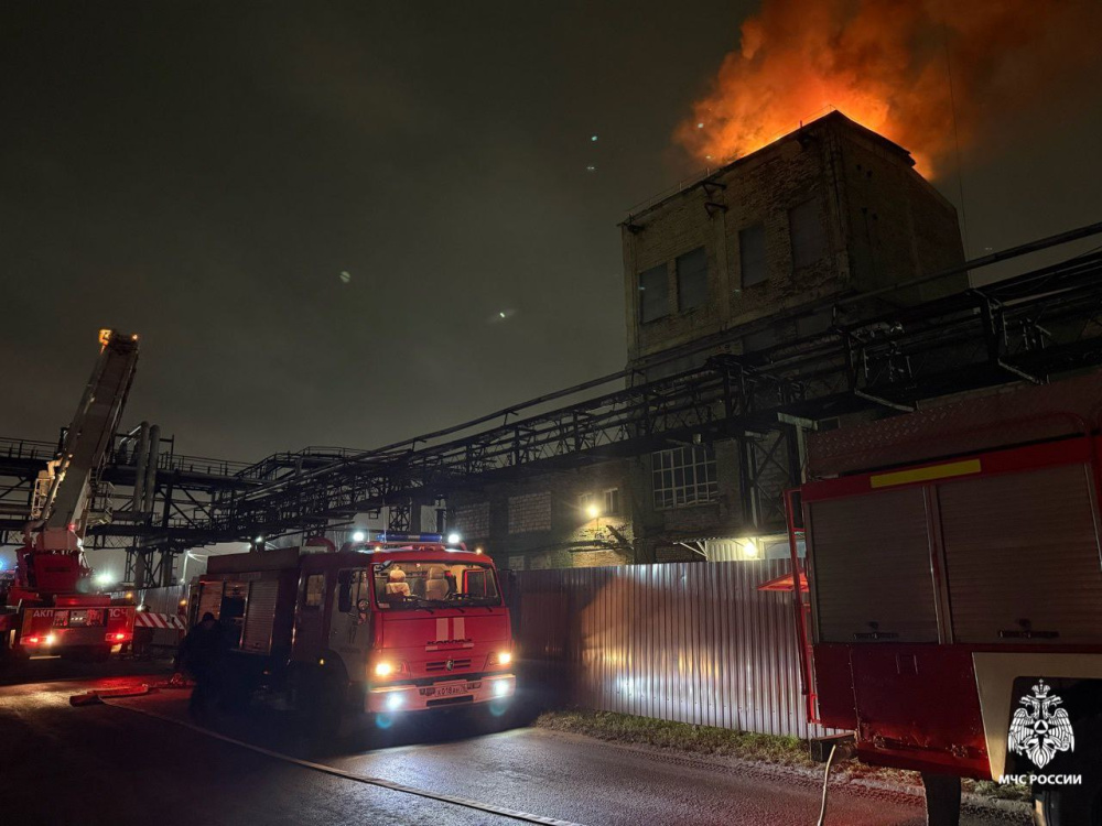 В Ярославле произошёл пожар на бывшем лакокрасочном заводе