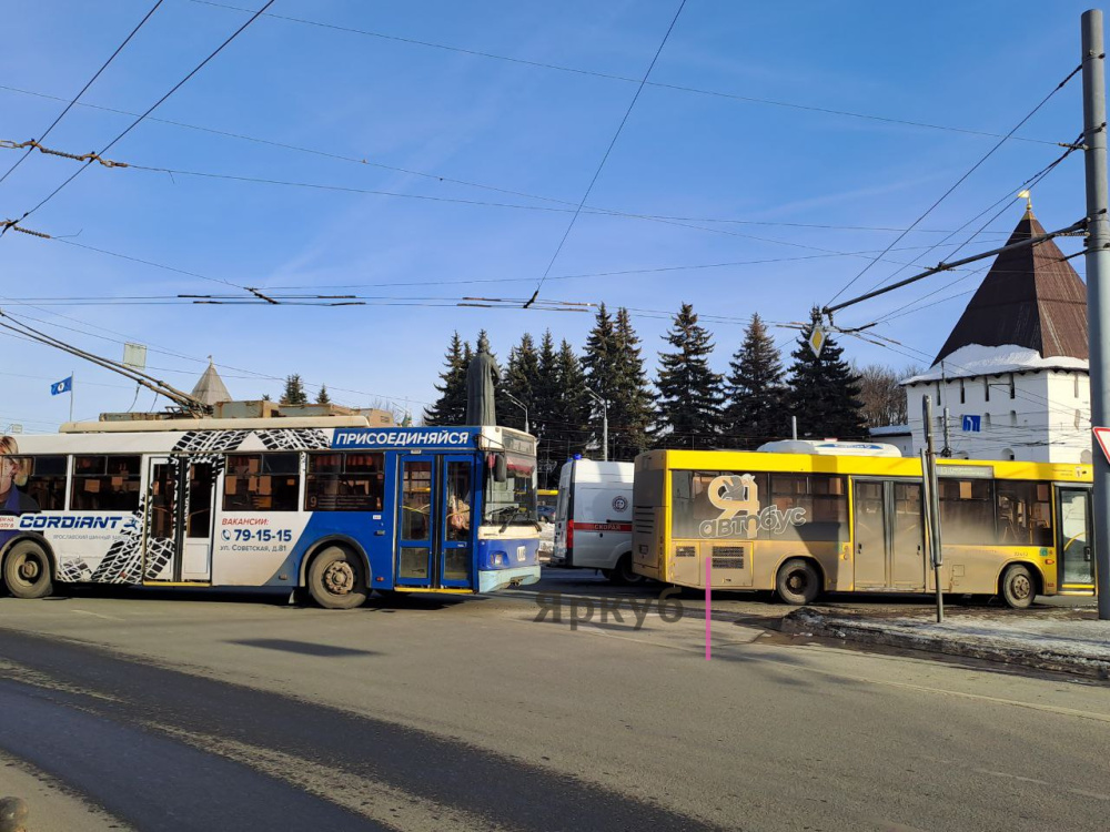 В центре Ярославля в ДТП с автобусом пострадала женщина – водитель иномарки