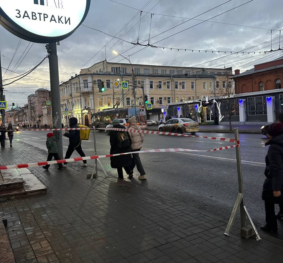 В центре Ярославля перегородили тротуар из-за опасного фасада