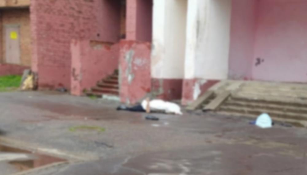 Под балконами: в Брагино обнаружили труп