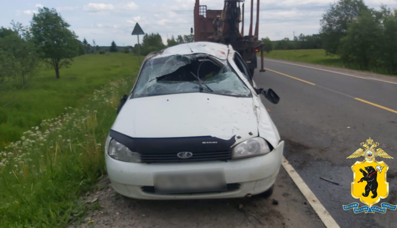 В Ярославской области в перевернувшемся автомобиле погибли два человека