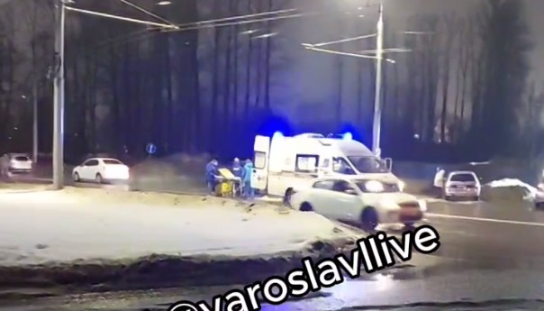 На Тутаевском шоссе в Ярославле жёлтый автобус сбил женщину