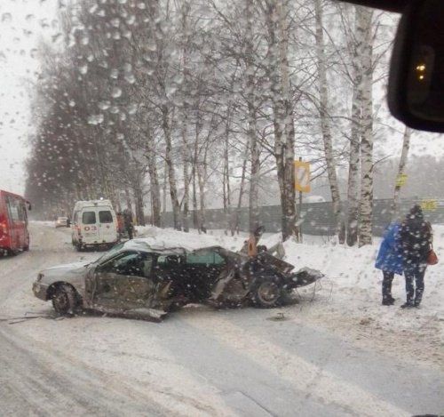 В Ярославском районе при ДТП машина превратилась в груду металлолома  