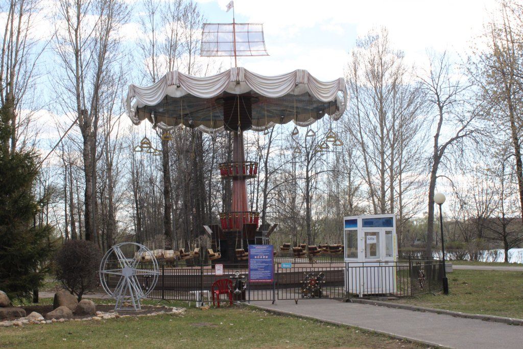 Городской парк культуры ярославль. Парк Даманский остров Ярославль. Парк Нефтяников Ярославль аттракционы. Парк Нефтяников Сургут аттракционы. Парк на Даманском острове Ярославль.