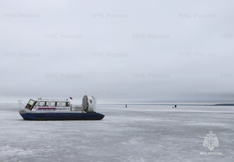 Трое рыбаков на снегоходе провалились в полынью на Рыбинском водохранилище