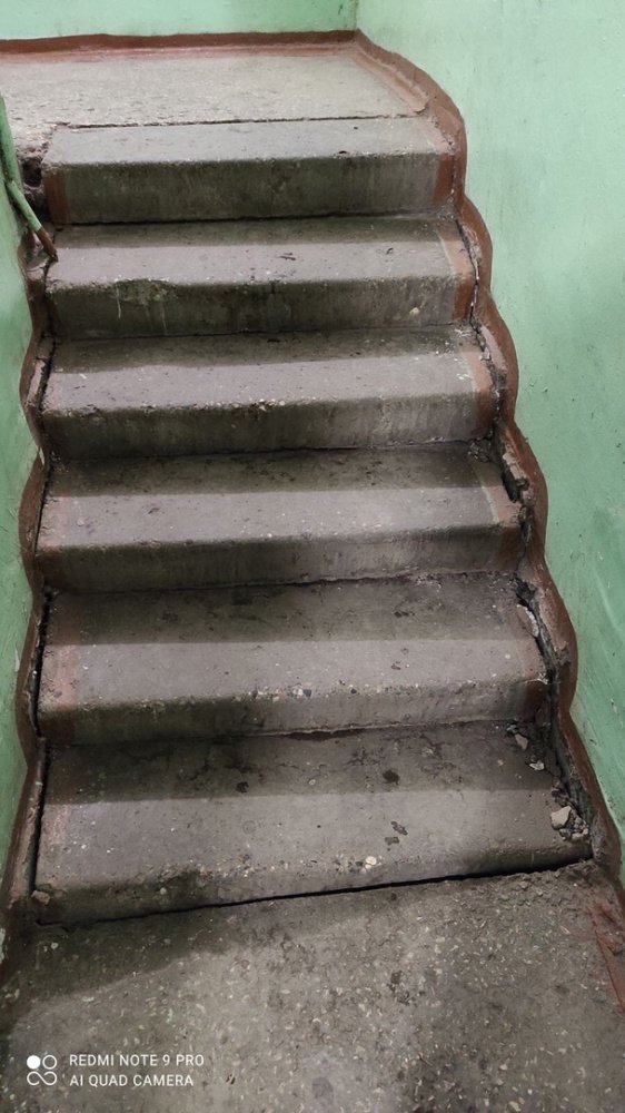 Фото дня. В подъезде на Московском проспекте провалилась лестница