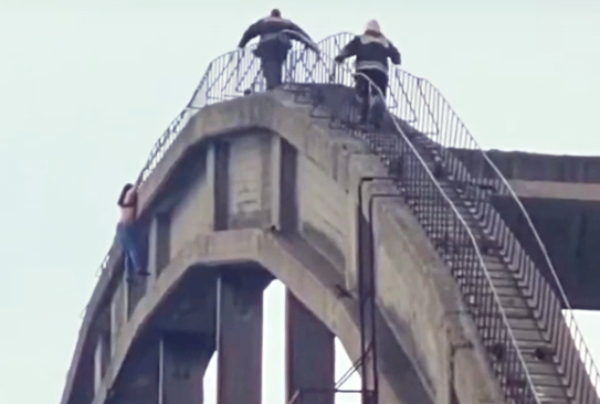 «Одумалась и просила помочь»: в Рыбинске МЧС спасли девушку на мосту