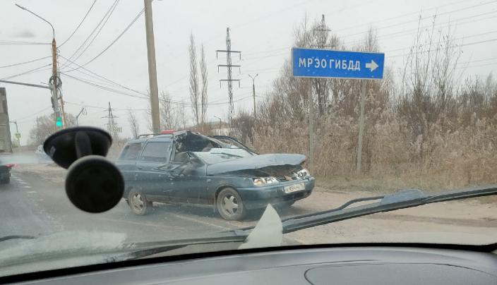 В Ярославле легковушка врезалась в грузовик, перевозивший столбы