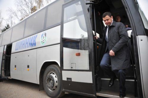 Дмитрий Миронов подарил футболистам «Шинника» автобус 