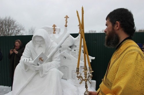 Фото дня. Заключенные подарили Софийскому женскому монастырю в Рыбинске памятник священника Петра Томаницкого