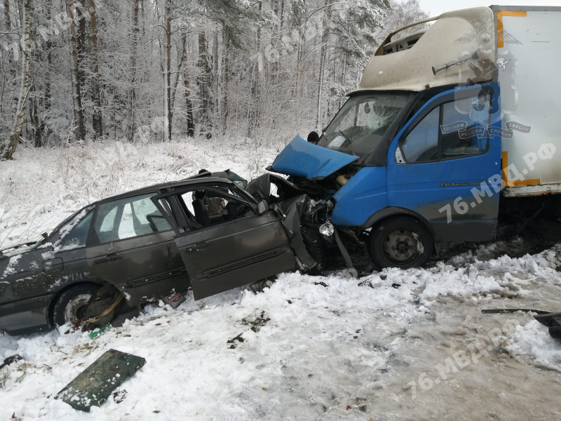 В Ярославской области из-за первого снегопада в ДТП пострадали три человека