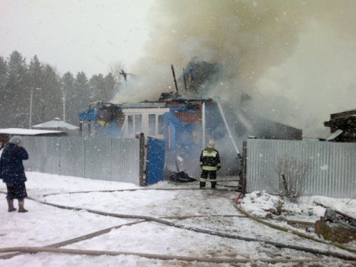 В Ростове огонь повредил жилой дом 