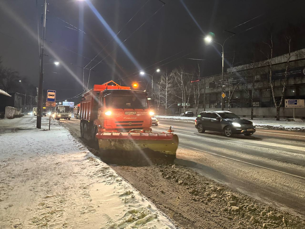 Убирать улицы от снега в Ярославле будет украшенная гирляндами техника