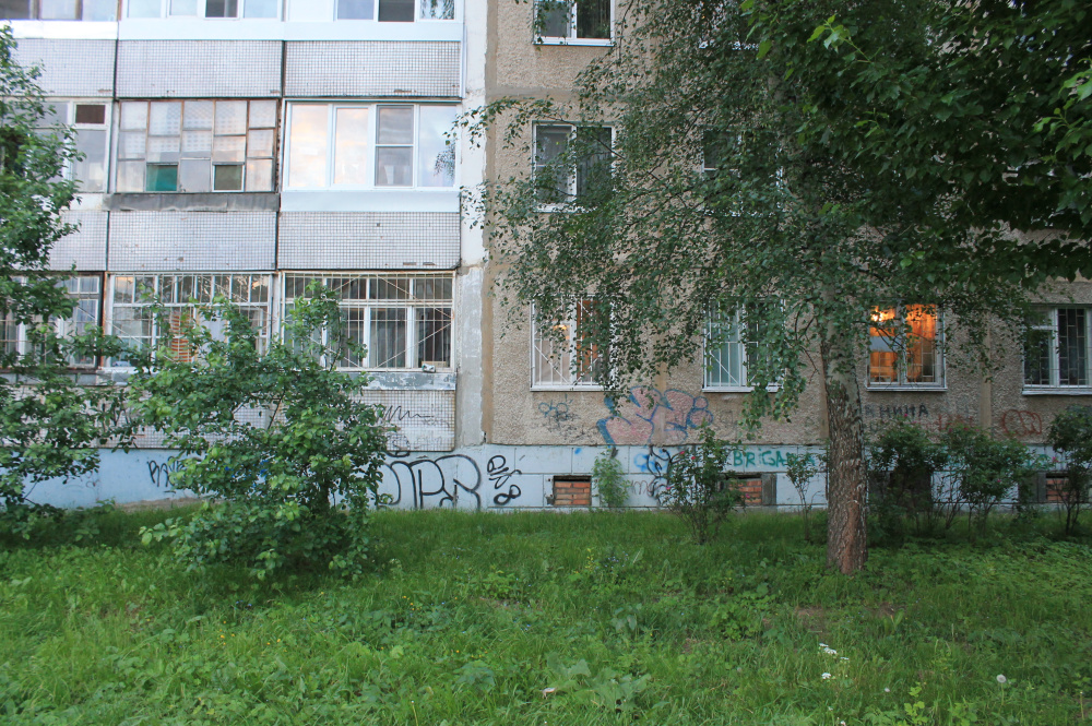 Потянуло на подвиги: житель Ярославской области во время ночной прогулки разбил окно в жилом доме