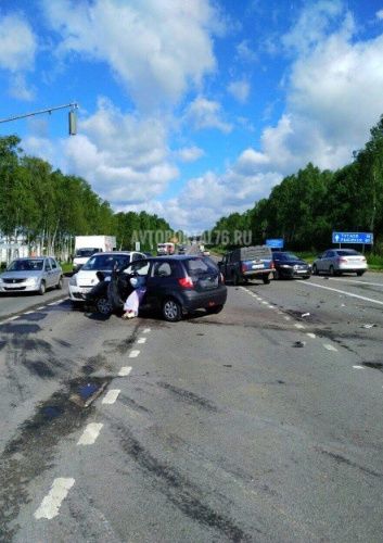 Авария на въезде в Ярославль: погибла женщина, ещё трое получили травмы