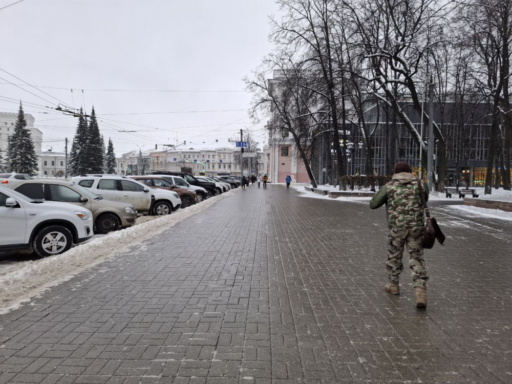 Ледяное царство: тротуары в Ярославле покрылись льдом