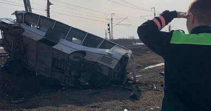 Чудовищная трагедия: по факту столкновения поезда с рейсовым автобусом в Ярославской области возбуждено уголовное дело