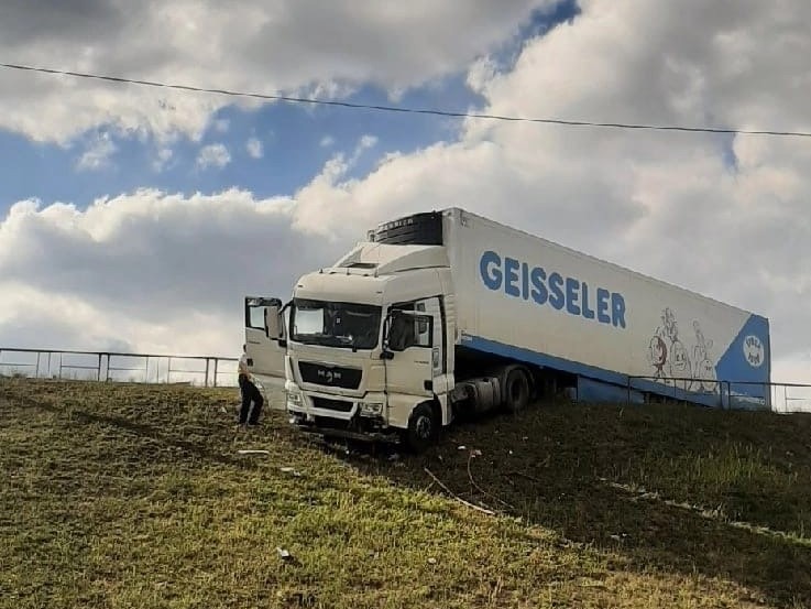 В Ярославле грузовик чуть не упал с Суринского путепровода
