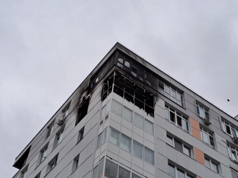 У дома разбросаны обгоревшие детские книжки: в центре Ярославля сгорела квартира в новостройке